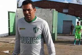 Vídeo. Ex-goleiro campeão alagoano infarta durante partida entre amigos