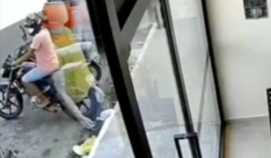 Motocicleta é furtada em frente a estabelecimento comercial, em Arapiraca