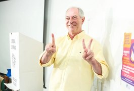 Ciro Gomes vota no Ceará acompanhado de familiares e aliados políticos