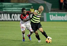 Flamengo vence Coritiba e se afasta da degola