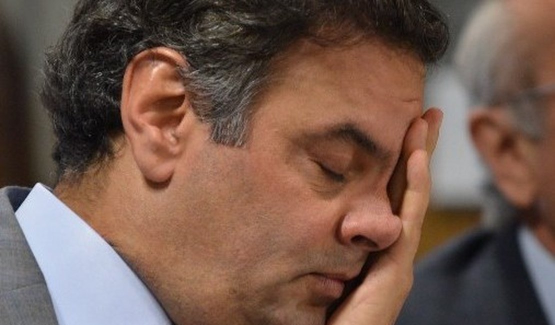 Aécio Neves entrega passaporte ao Supremo