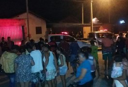 Dupla é executada a tiros dentro de residência no Conjunto Brisa do Lago, em Arapiraca