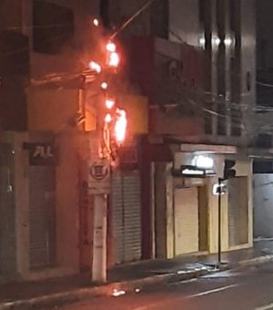 Fiação de internet pega fogo em poste no Centro de Arapiraca