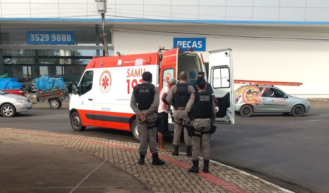 Morador de rua é socorrido após convulsão durante bebedeira, em Arapiraca