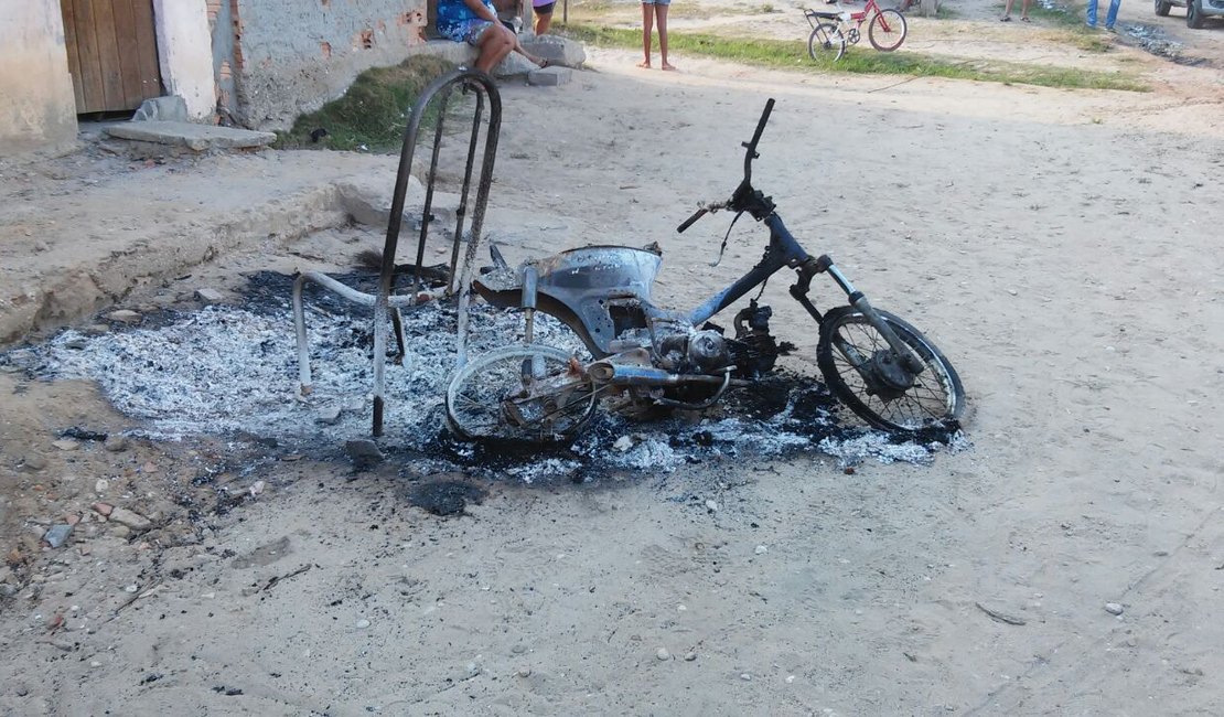 Populares ateiam fogo em moto de suspeito de matar idoso em traipu