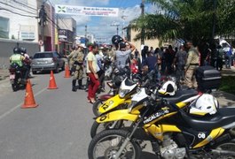 Blitz educativa flagra motociclistas infratores no Centro de Arapiraca