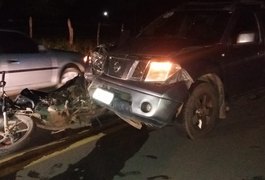 Colisão entre carro e moto deixa dois mortos na AL-450