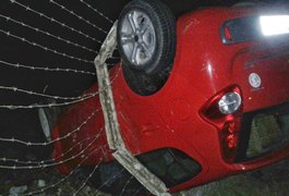 Carro capota e fica preso em arame farpado na AL 220