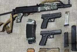 PM do Rio apreende fuzis e granadas em ação contra o crime organizado