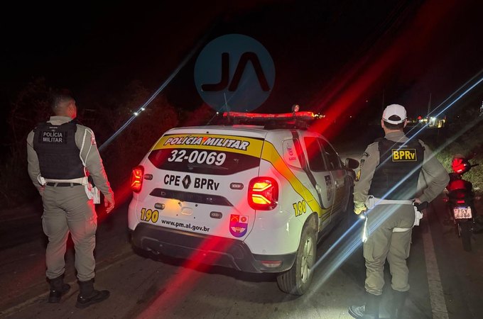 Colisão entre dois carros deixa veículos em ribanceira e carne espalhada na AL-115, em Arapiraca