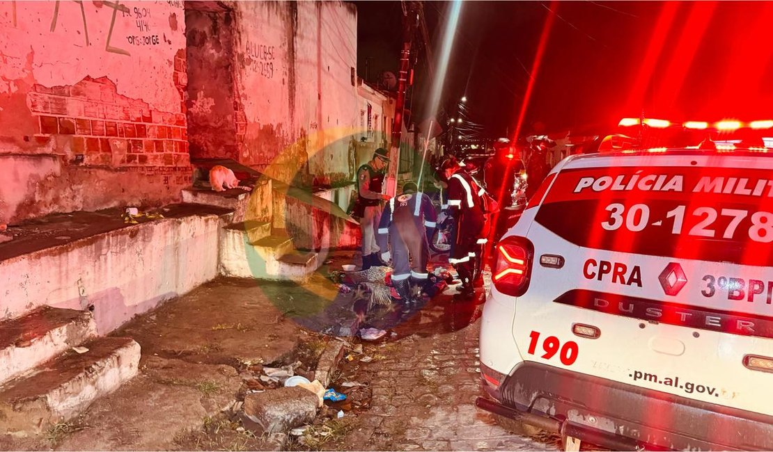 Homem é morto com três tiros em frente a vila no bairro Manoel Teles