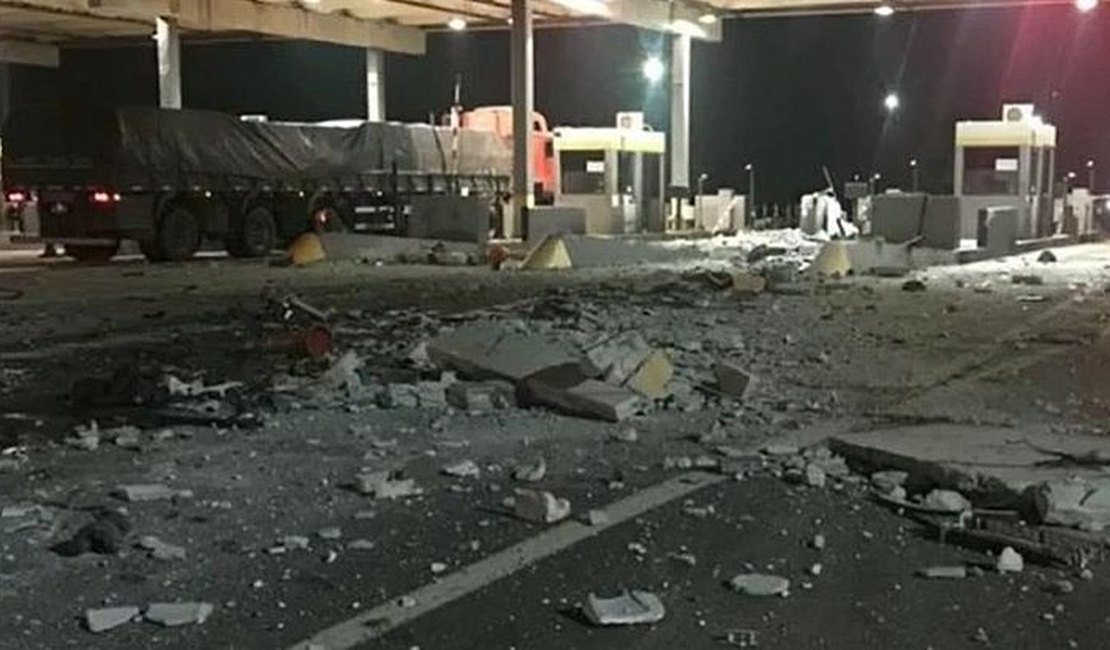 Funcionária de pedágio morre após caminhão arrastar cabine de cobrança em SP