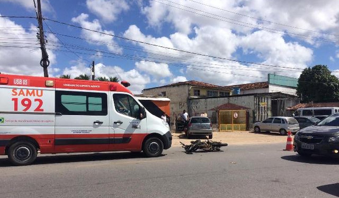 Jovem fica ferido após colisão entre carro e moto na AL 110, em Arapiraca