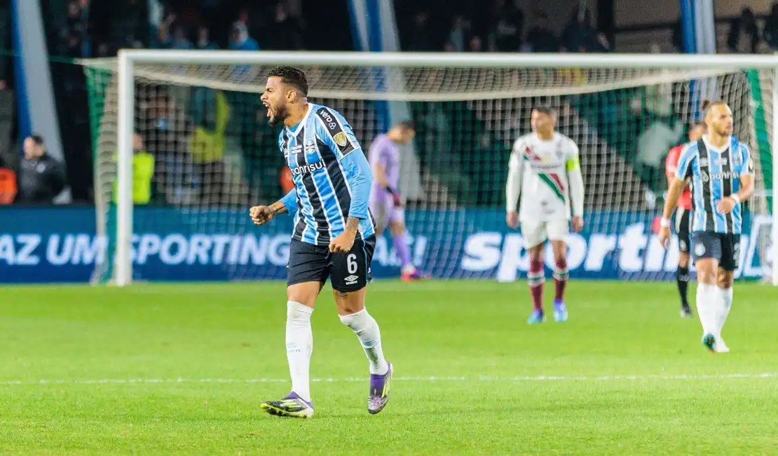 Reinaldo faz dois, e Grêmio vira sobre o Fluminense em ida da Libertadores