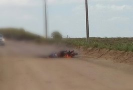 Motociclista morre eletrocutado após queda de fio de alta tensão em Penedo