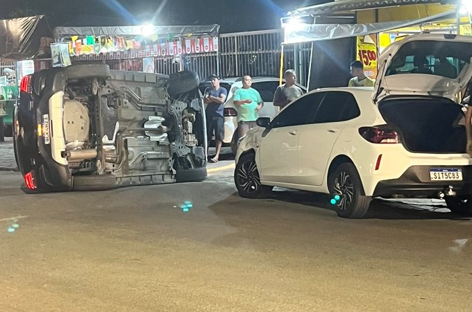 Carro tomba após perder o controle em quebra-molas em Arapiraca