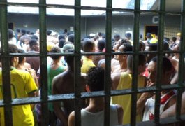 Negros foram presos 1,5 vezes mais do que brancos em 2012