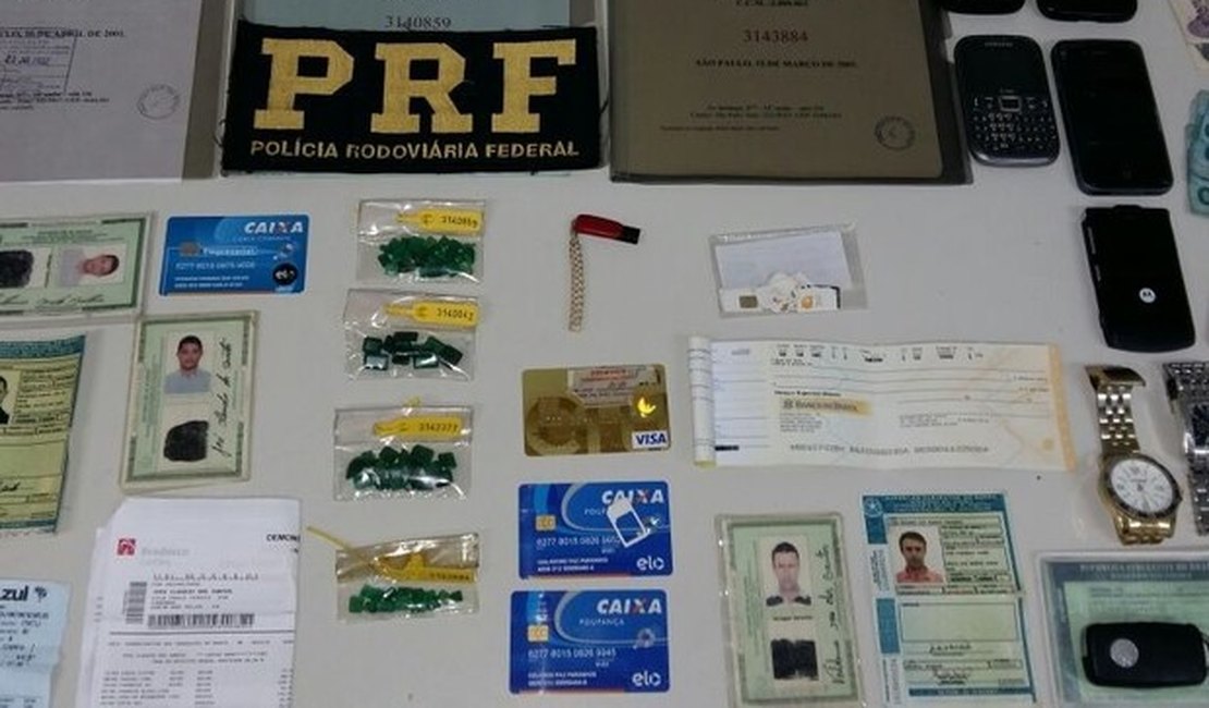 PRF de Alagoas prende dupla com pedras preciosas em Pernambuco