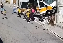 Van escolar, com crianças, perde controle e bate em muro