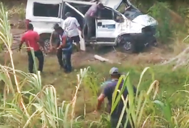 Vídeo. Van capota na AL 101 Sul, em Jequiá da Praia, e deixa criança de 3 anos ferida