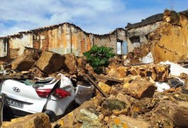Parte de avenida em Penedo está interditada por risco de desabamento de prédio