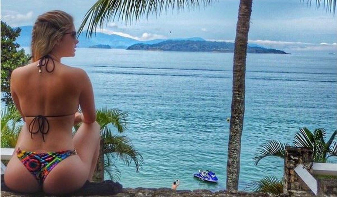 Bárbara Evans posa de biquininho e mostra curvas em praia do Rio