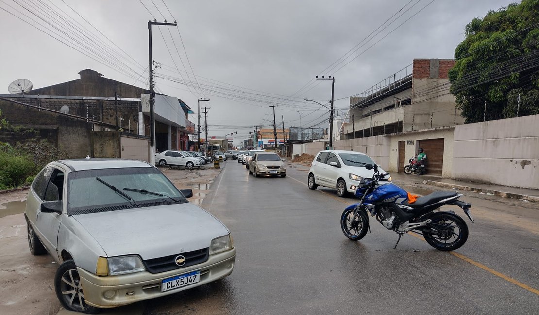 Motorista faz retorno e moto atinge carro em Arapiraca; duas mulheres ficaram feridas
