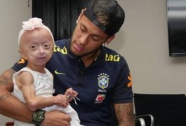 Neymar realiza sonho de fã de oito anos com doença rara