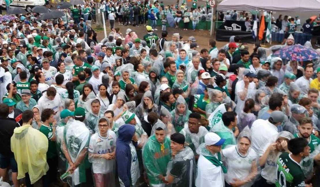 Filas de torcedores dão volta ao estádio e rivais se unem pela Chapecoense