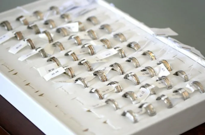 Joalheria deve indenizar cliente após atraso na entrega e descumprimento de contrato