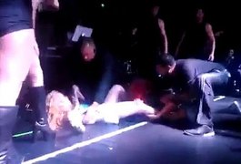 Fã derruba Joelma durante show e ganha abraço da cantora