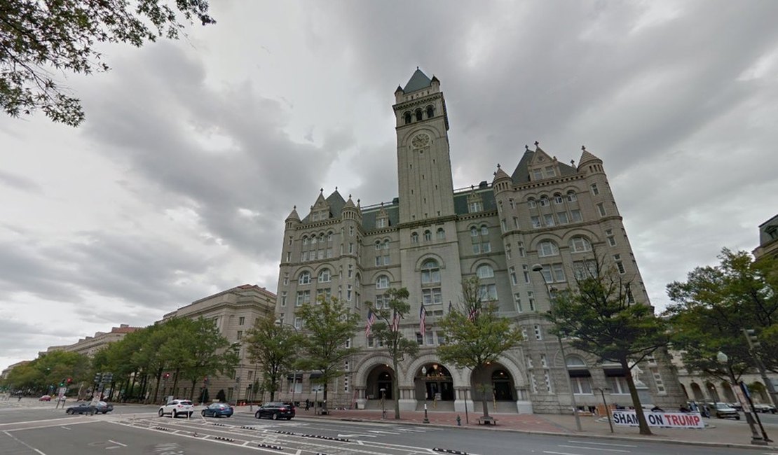 Homem armado com fuzil AR-15 é detido em hotel Trump de Washington