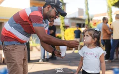 Domingo na Praça estreia com sucesso e promete virar tradição em Feira Grande