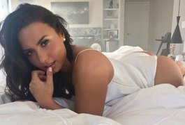 Demi Lovato posa sensual e exibe bumbum na cama em clique arrasador