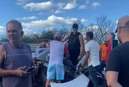 Condutor sai ileso após ter o carro esmagado por carreta, na ﻿BR-232 em Pernambuco