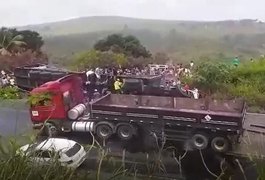 Carreta com caixas de suco tomba em Junqueiro e multidão se forma para levar a carga