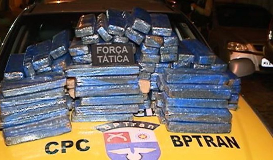 Mulher é presa com mais de 70 quilos de drogas escondidas na bagagem