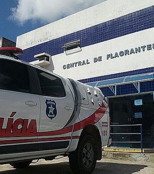 Homem é autuado após polícia encontrar maconha dentro de carro no Pinheiro, em Maceió