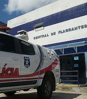 Homem é autuado após polícia encontrar maconha dentro de carro no Pinheiro, em Maceió