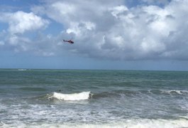 Bombeiros fazem buscas a procura de um adolescente que desapareceu após entrar no mar de Jacarecica, em Maceió