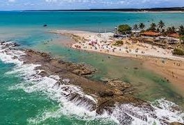 Embarcação de 30 metros se choca contra arrecifes em Coruripe