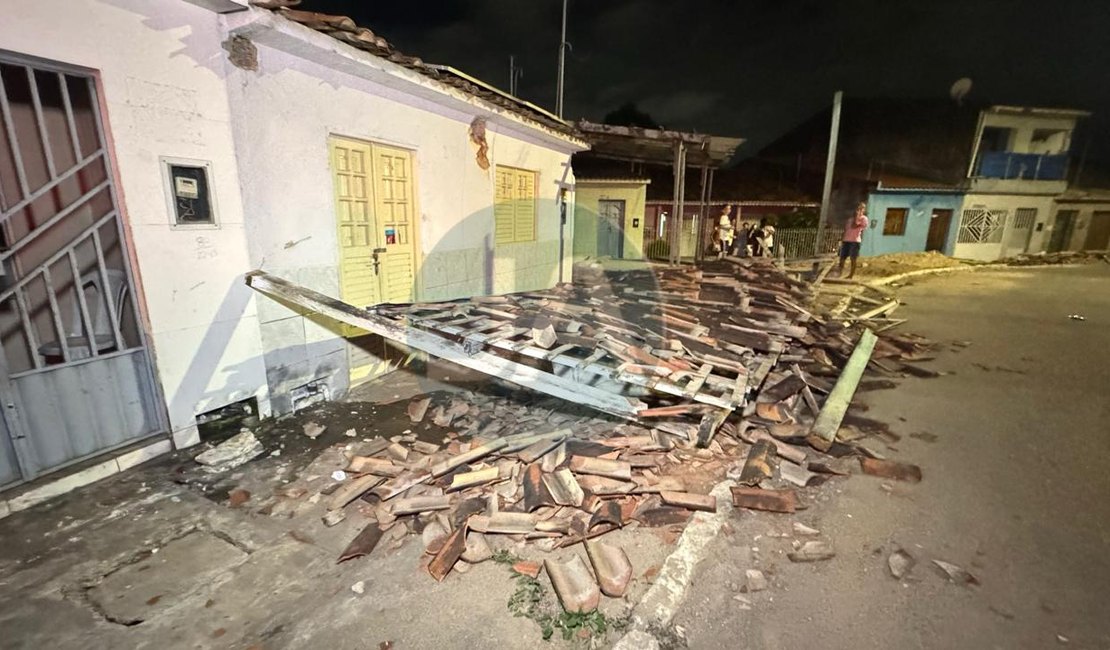 Motociclista fica ferido ao atingir e derrubar cobertura da entrada de residência, em Arapiraca