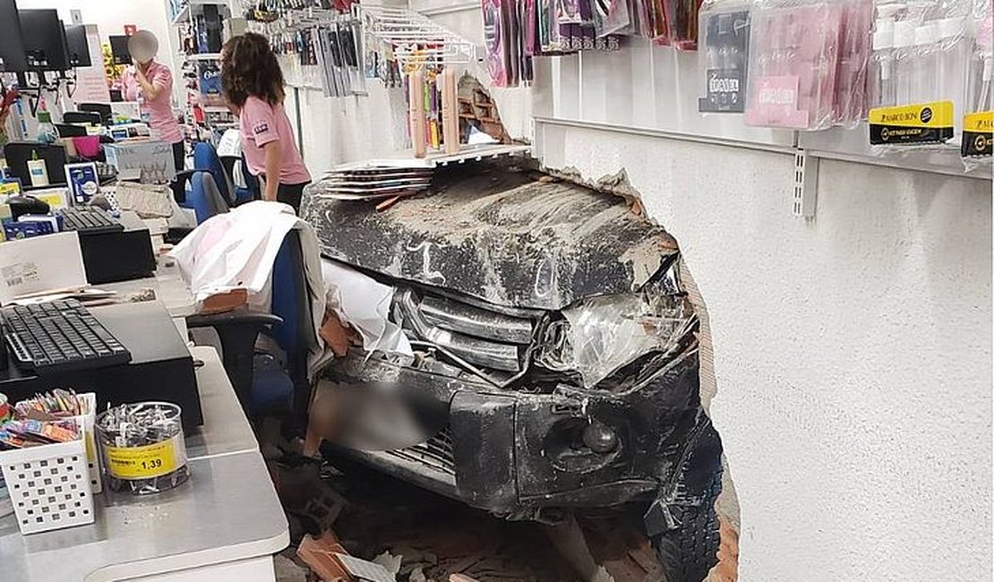 Motorista fica nervosa no volante e invade loja com carro em Maceió