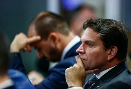 Urgente: Hugo Motta cassa Eduardo Bolsonaro e Ramagem em decisão da Mesa Diretora