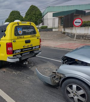Condutor de veículo de passeio perde o controle e colide em viatura da PM, em Arapiraca