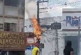 Vídeo. Fiações em postes pegam fogo e deixam população sem internet e energia, em Arapiraca