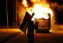 Manifestantes incendeiam ônibus durante protesto no Rio