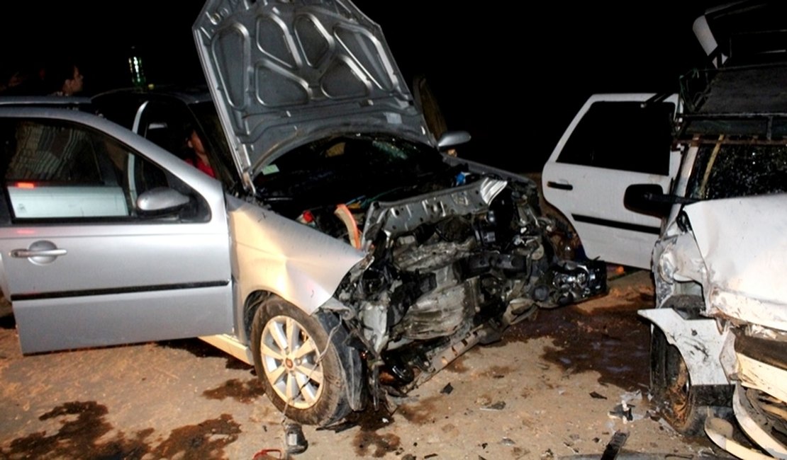 Colisão frontal entre dois veículos deixa oito feridos na BR-101