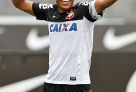 Paulinho se emociona na despedida do Timão