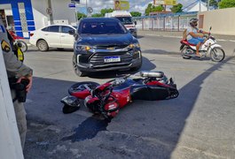 Colisão frontal em cruzamento deixa motociclista ferido em Arapiraca
